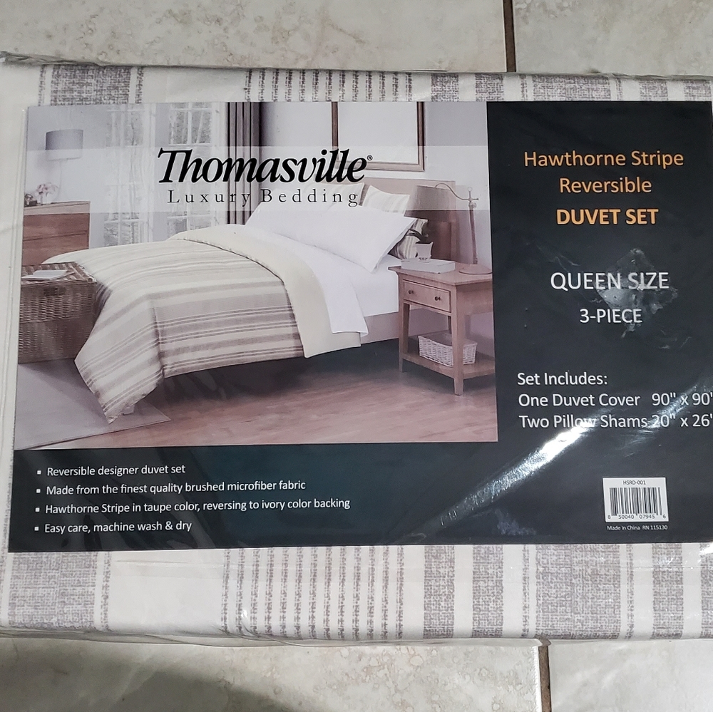 NWOT Thomasville Luxury Bedding Hawthorne Stripe Reversible Duvet Set, Queen siz
